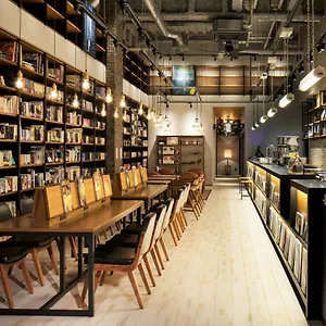3* Hotel Lamp Light Books